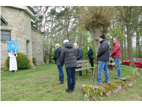 Bittprozession an der Weingartenkapelle (Foto: Karl-Franz Thiede)